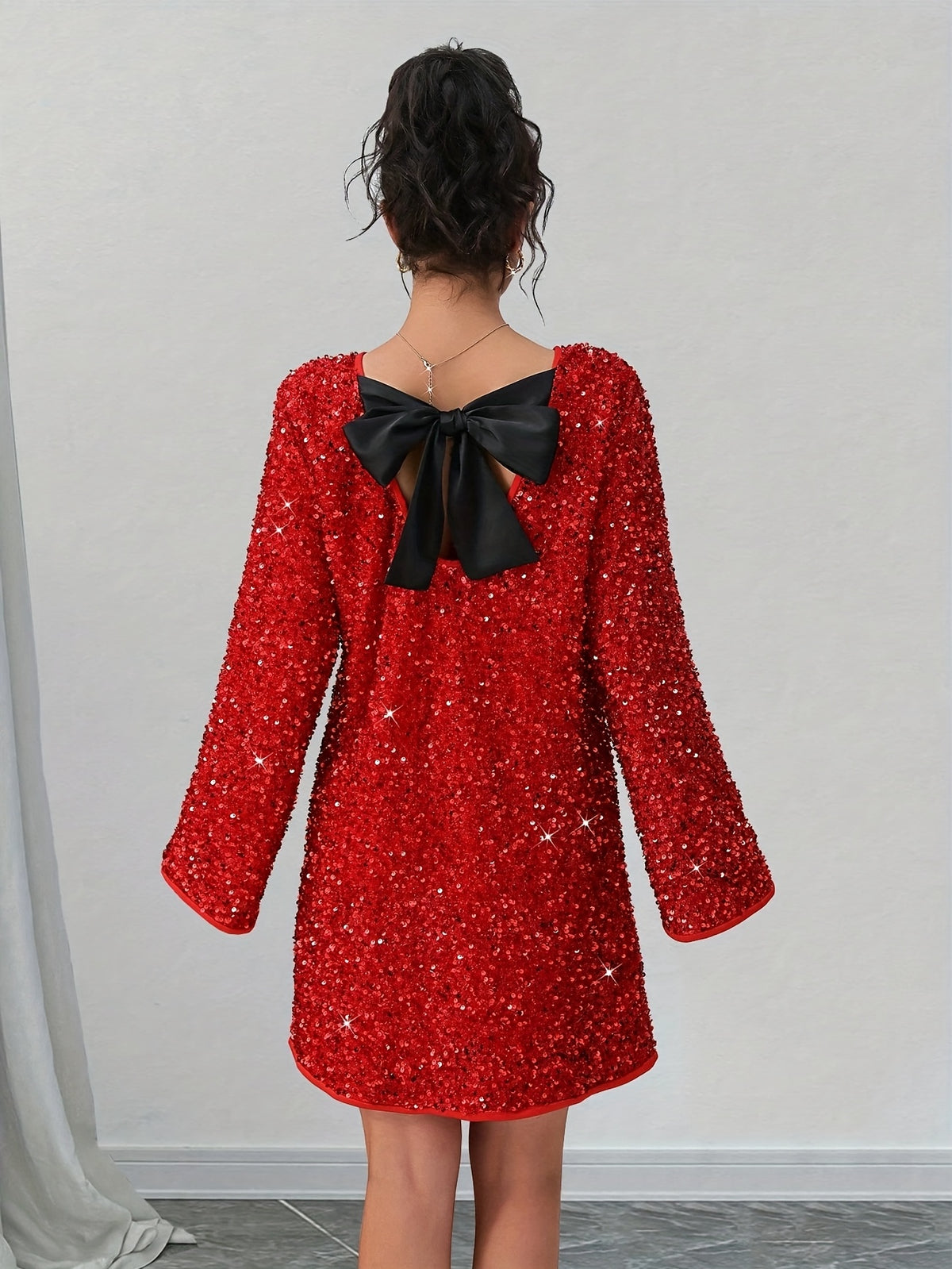 Robe courte grande taille — Sequins rouges et nœud dorsal