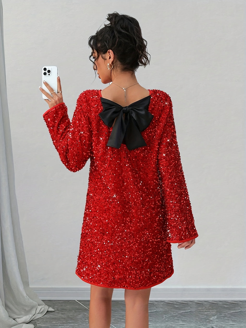 Robe courte grande taille — Sequins rouges et nœud dorsal