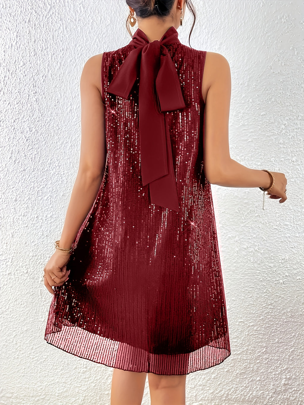 Robe courte grande taille, trapèze pailleté et dos noué