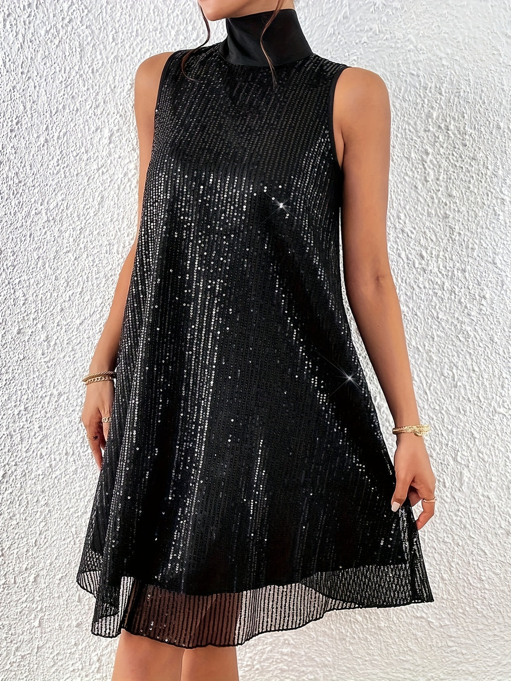 Robe courte grande taille, trapèze pailleté et dos noué