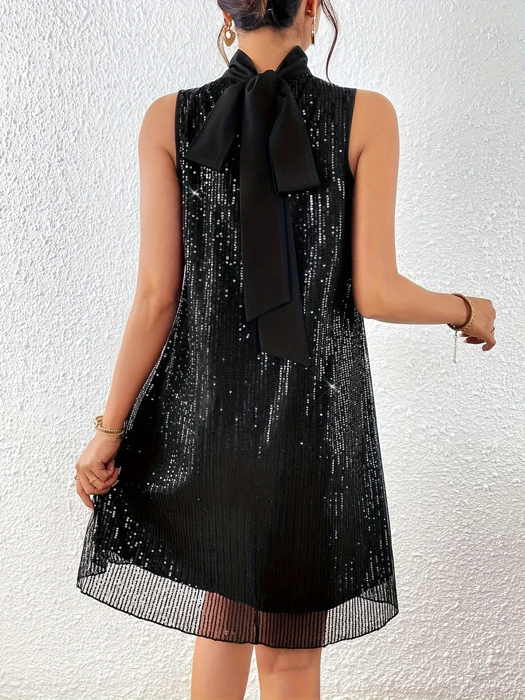 Robe courte grande taille, trapèze pailleté et dos noué