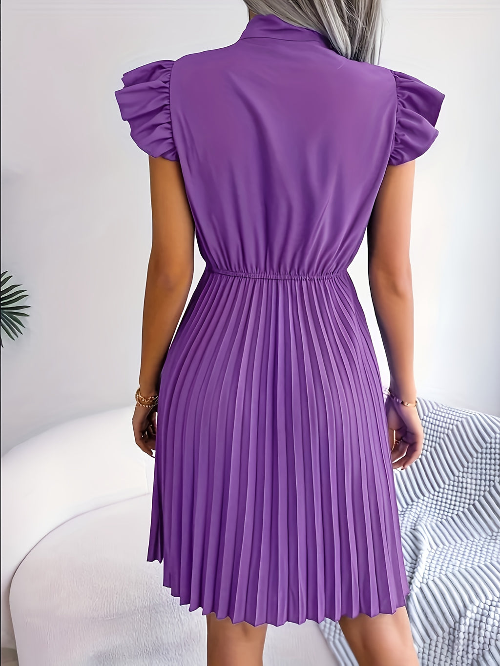 Robe courte grande taille — Plissé soleil et nœud lavallière