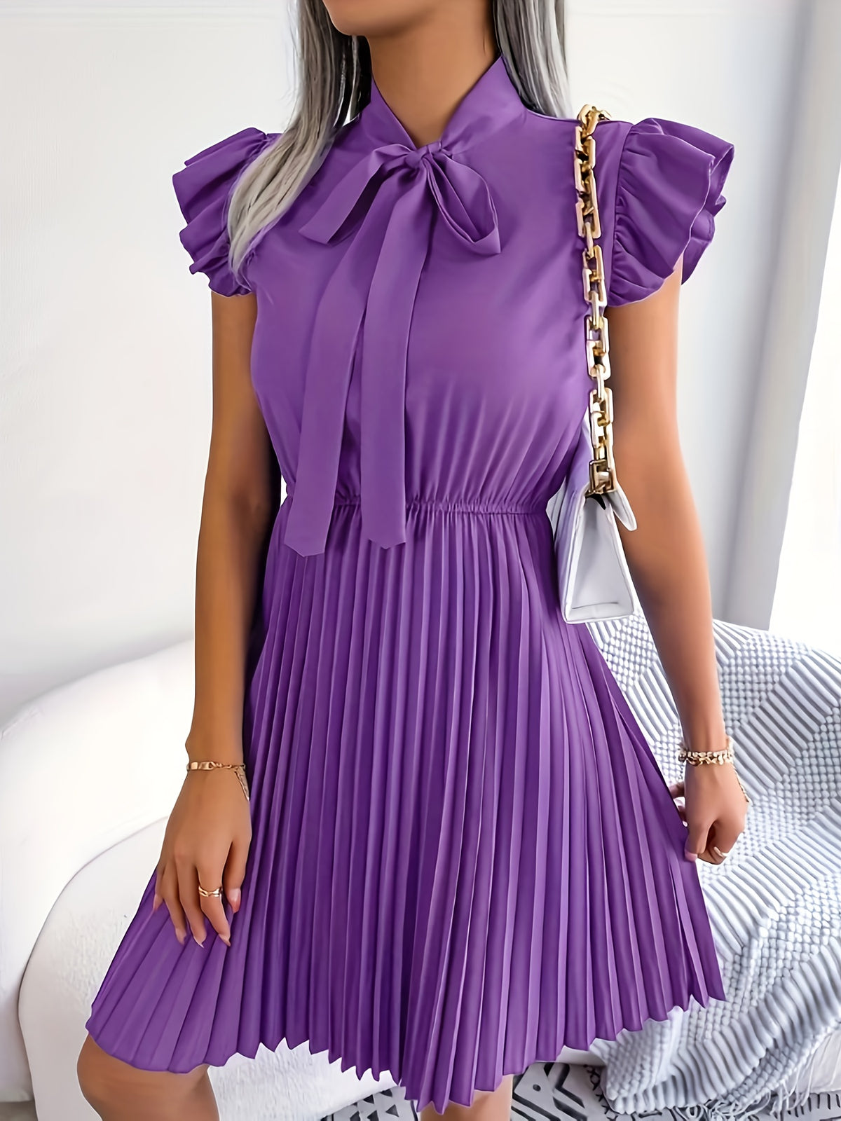 Robe courte grande taille — Plissé soleil et nœud lavallière