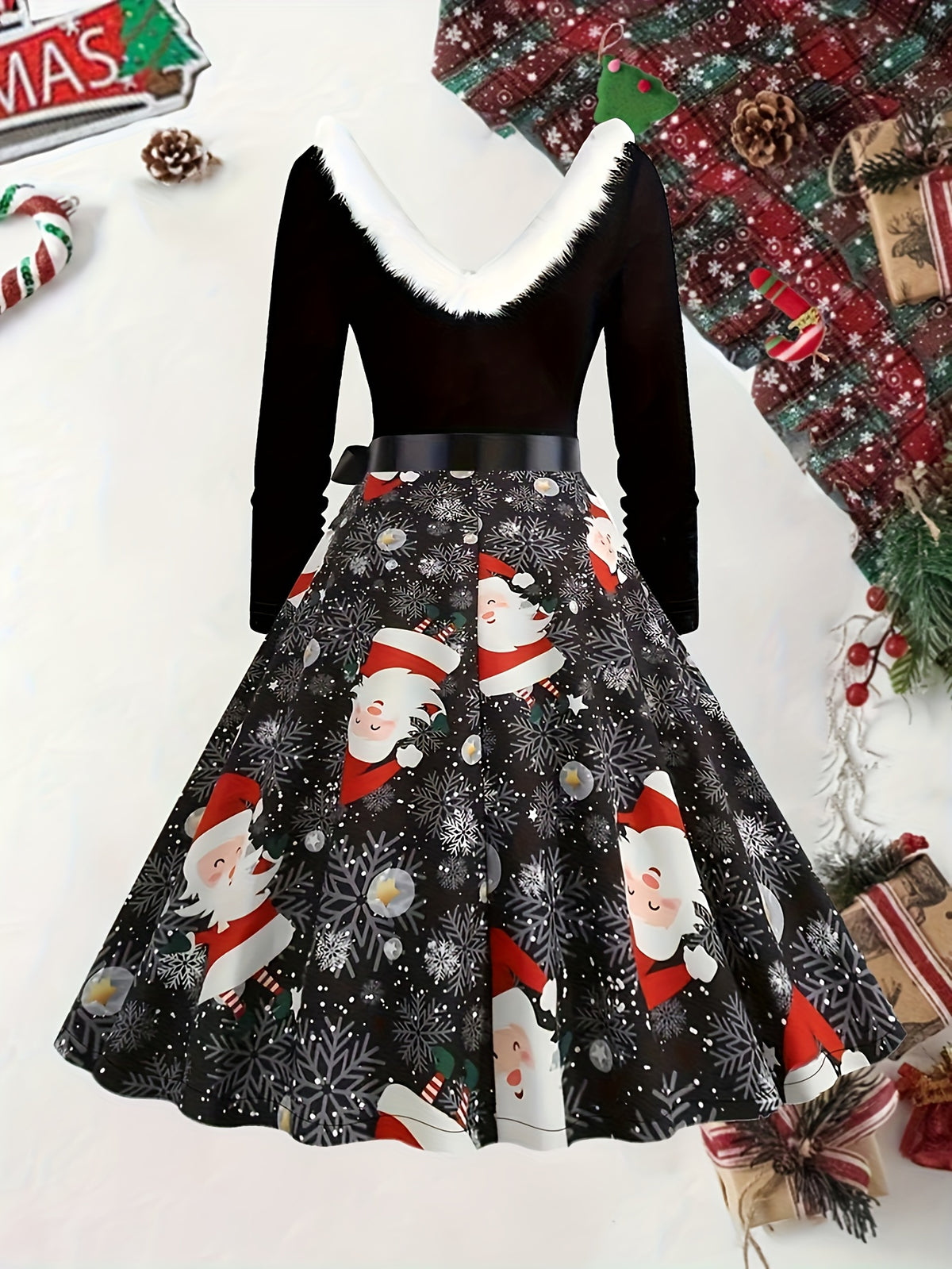 Robe de Noël grande taille — Noire à pères Noël et col duvet