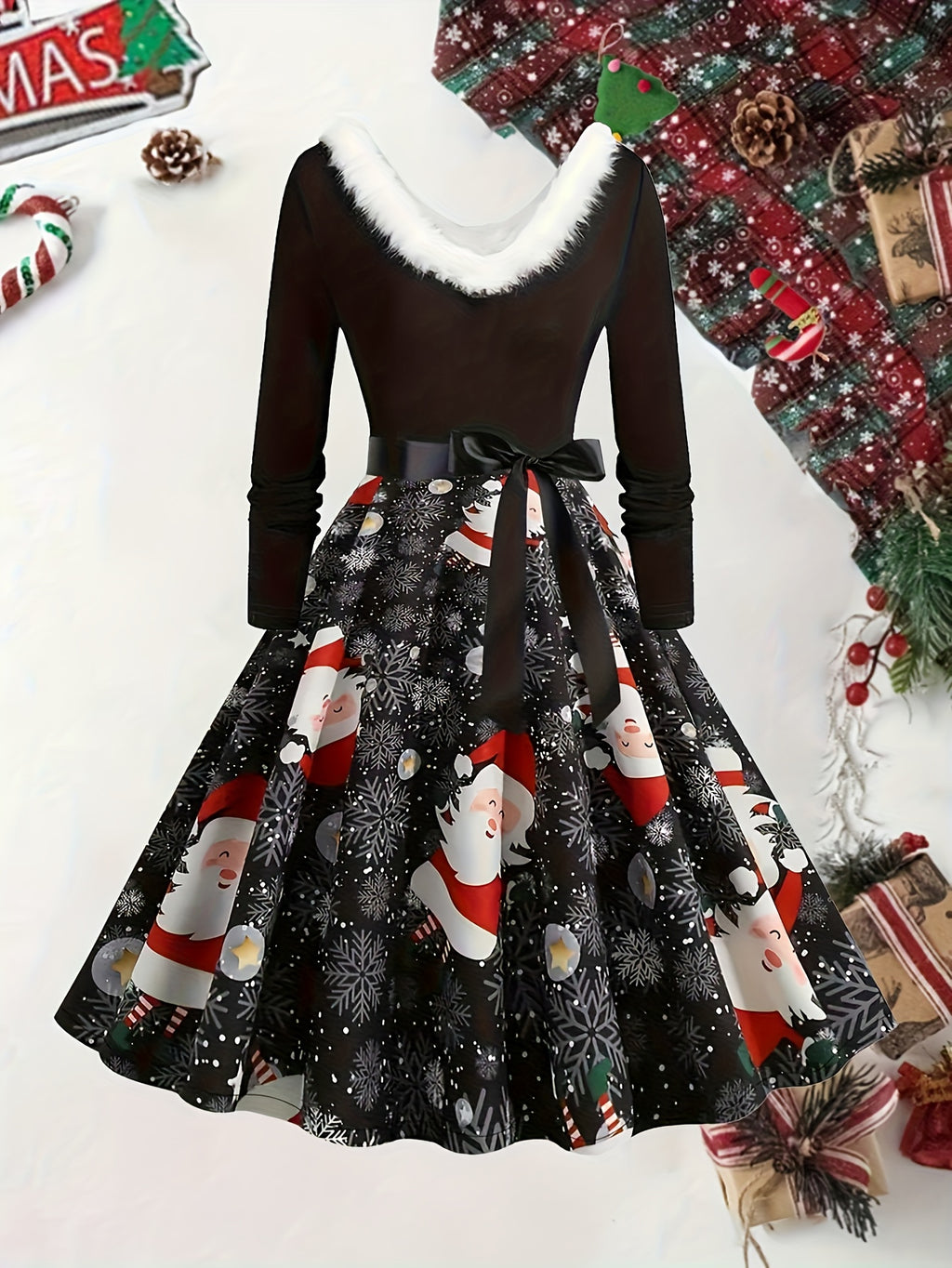 Robe de Noël grande taille — Noire à pères Noël et col duvet