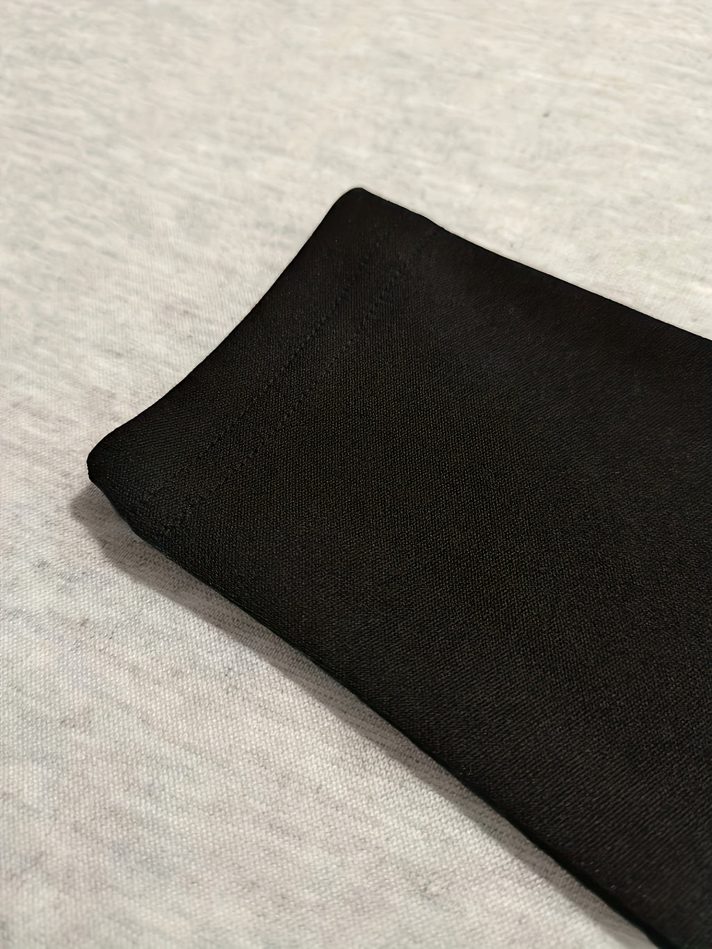 Robe de Noël grande taille — Noire à pères Noël et col duvet