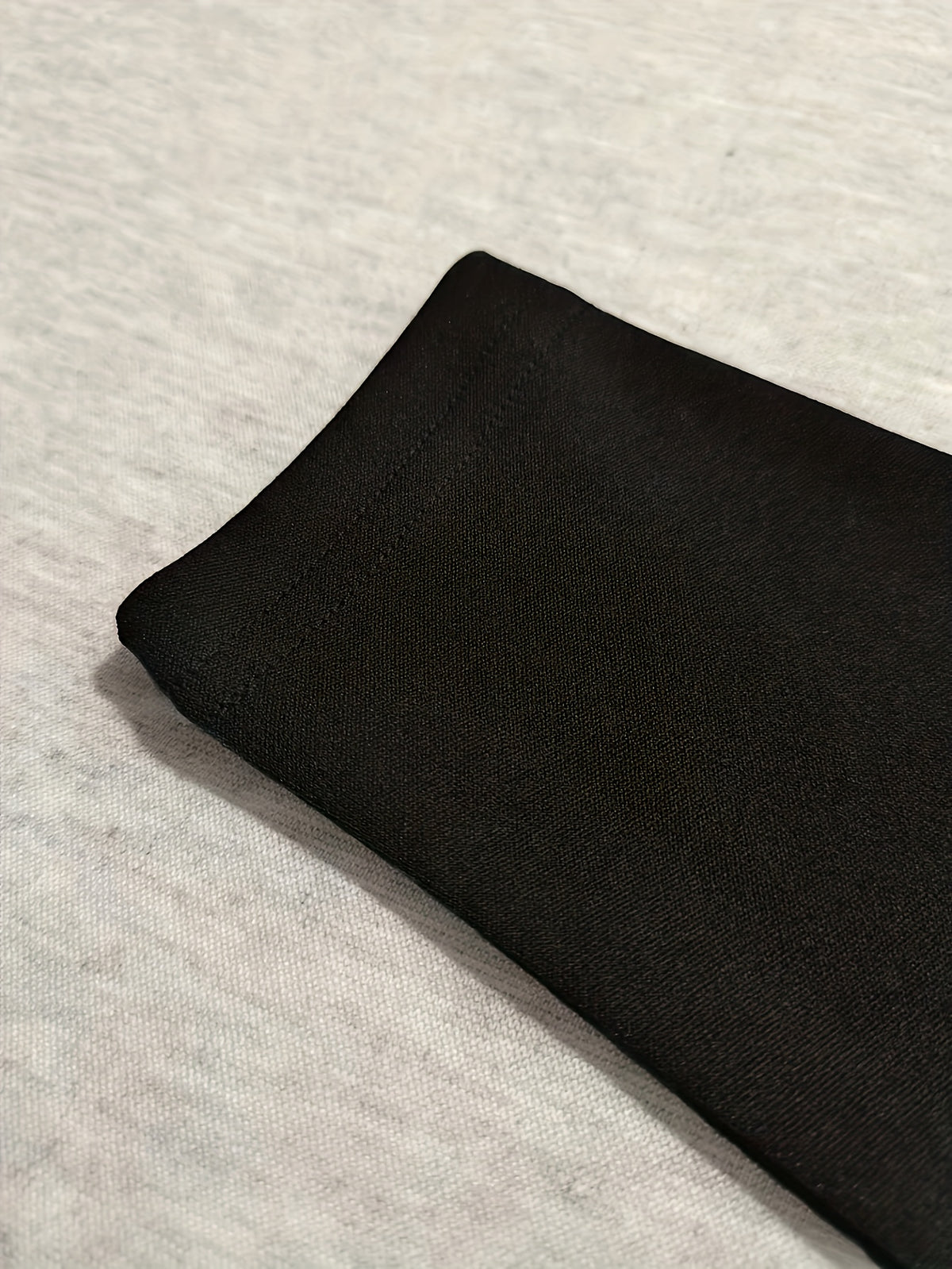 Robe de Noël grande taille — Noire à pères Noël et col duvet