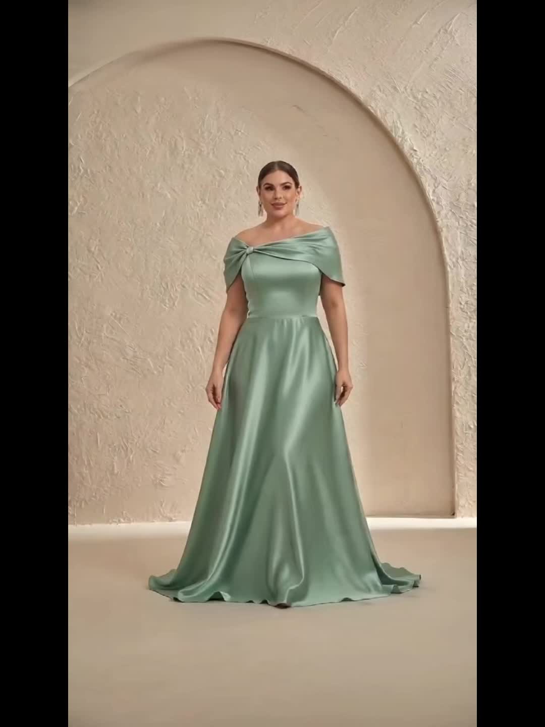 Robe de demoiselle d'honneur grande taille — Satin vert sauge
