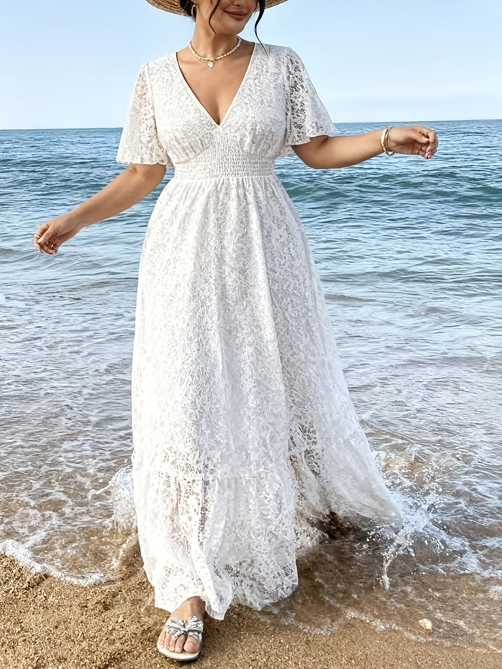 Robe longue en dentelle grande taille — Taille smockée col V
