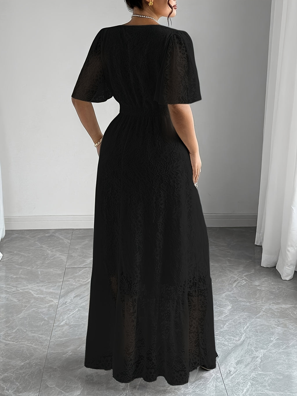 Robe longue en dentelle grande taille — Taille smockée col V
