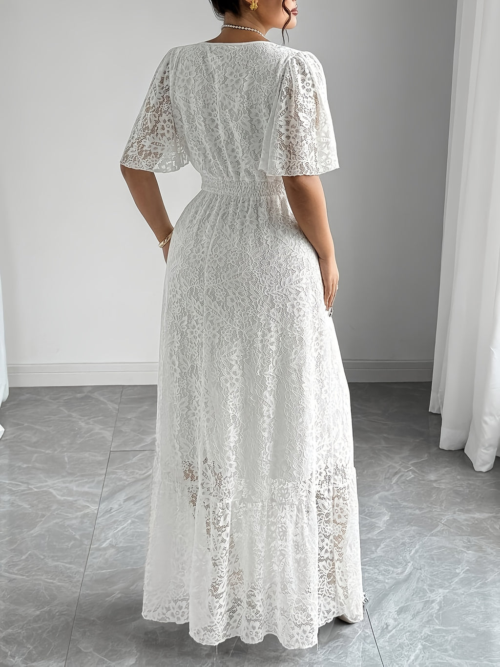 Robe longue en dentelle grande taille — Taille smockée col V