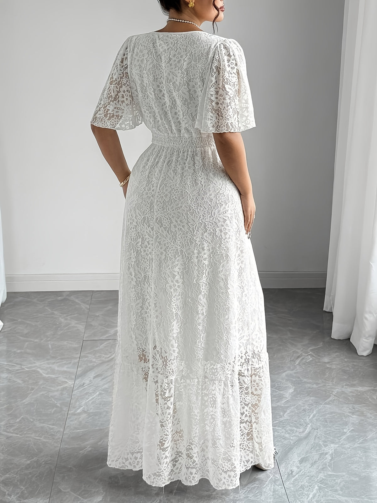 Robe longue en dentelle grande taille — Taille smockée col V
