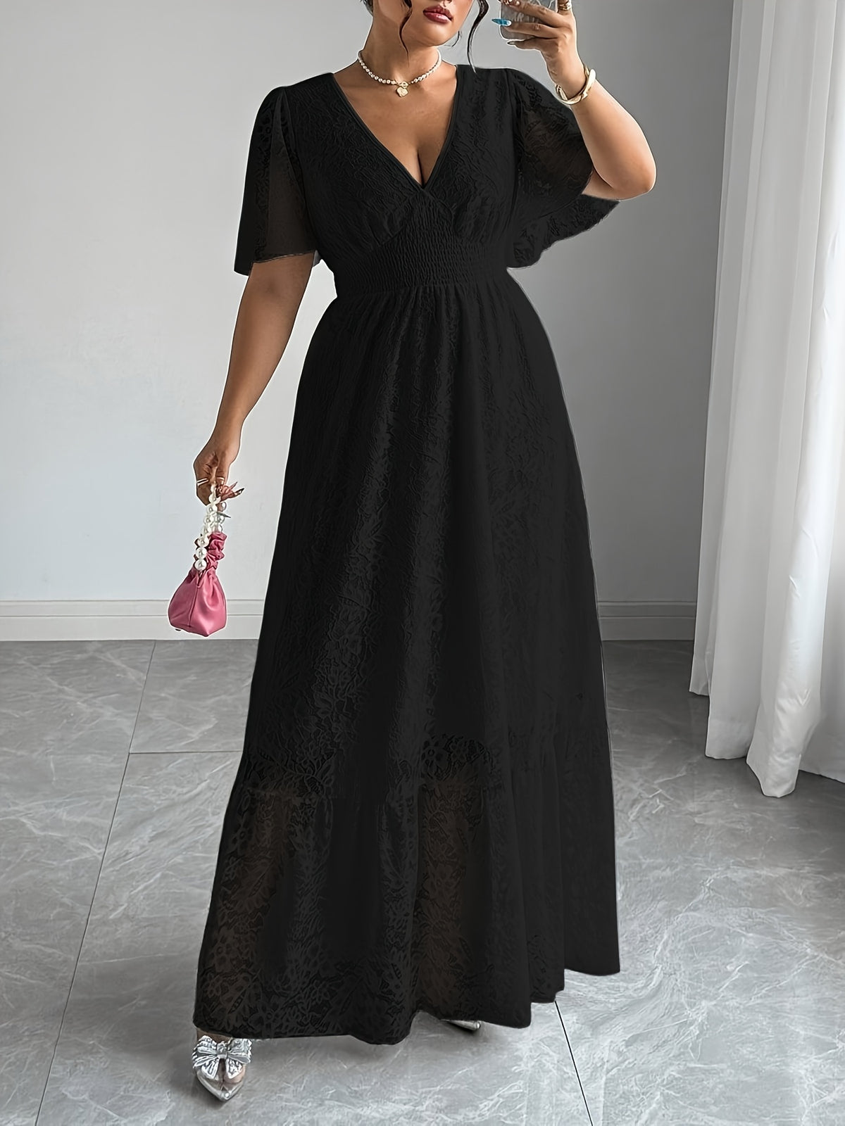 Robe longue en dentelle grande taille — Taille smockée col V