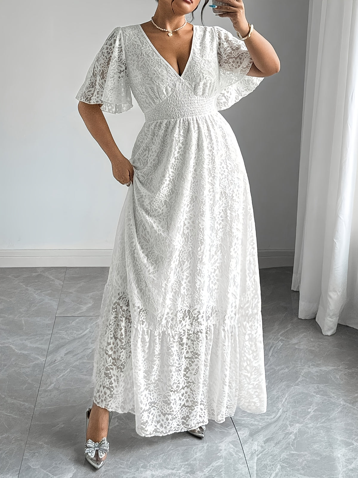 Robe longue en dentelle grande taille — Taille smockée col V