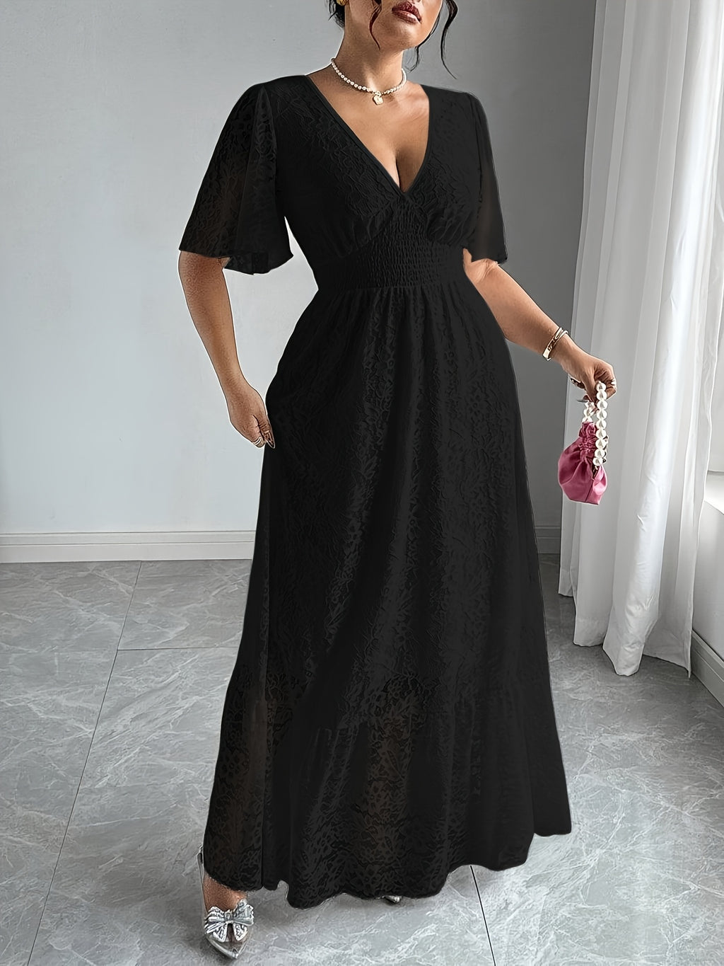 Robe longue en dentelle grande taille — Taille smockée col V