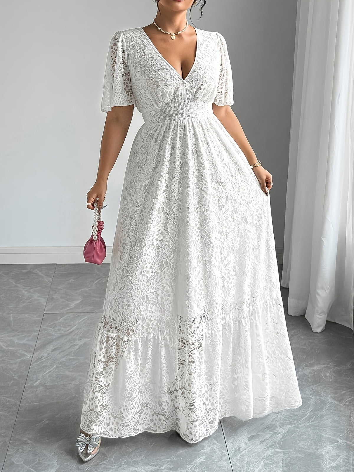 Robe longue en dentelle grande taille — Taille smockée col V
