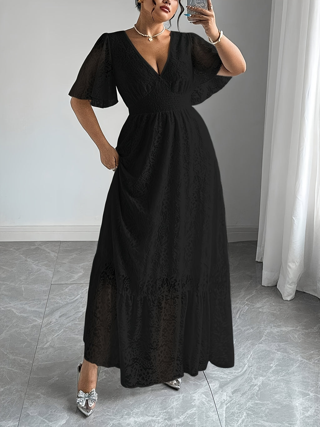 Robe longue en dentelle grande taille — Taille smockée col V
