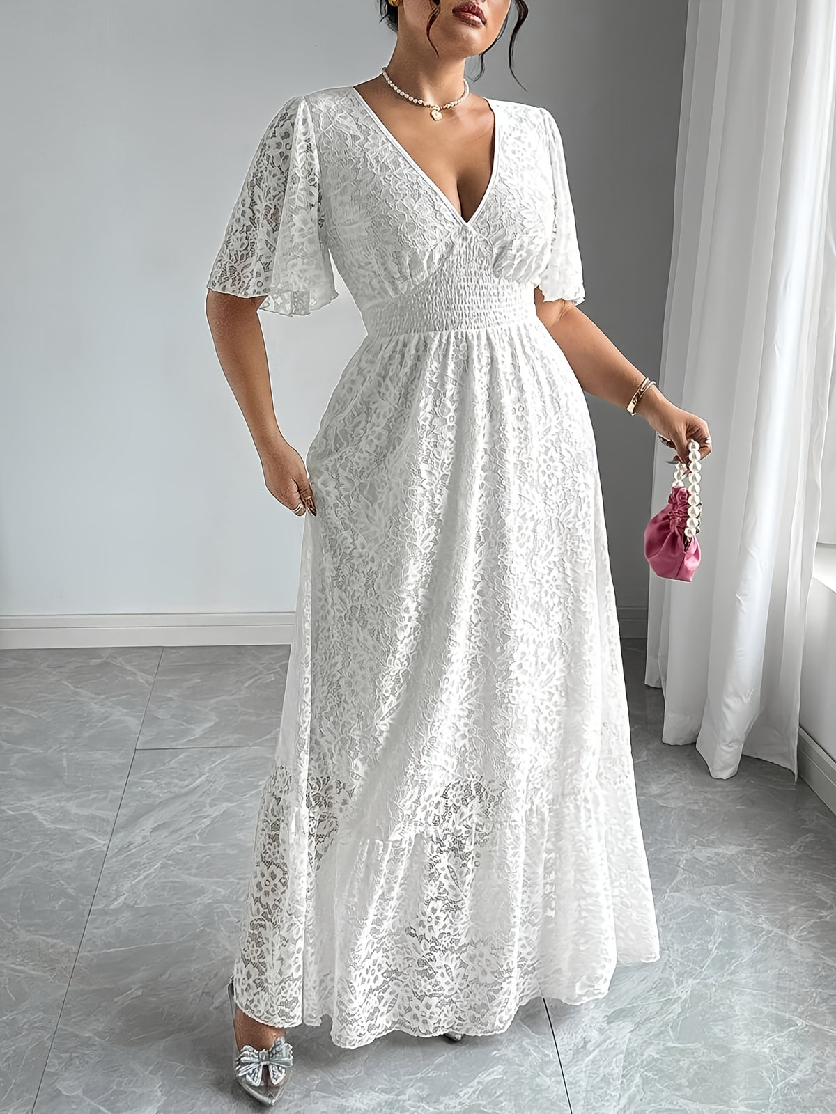 Robe longue en dentelle grande taille — Taille smockée col V