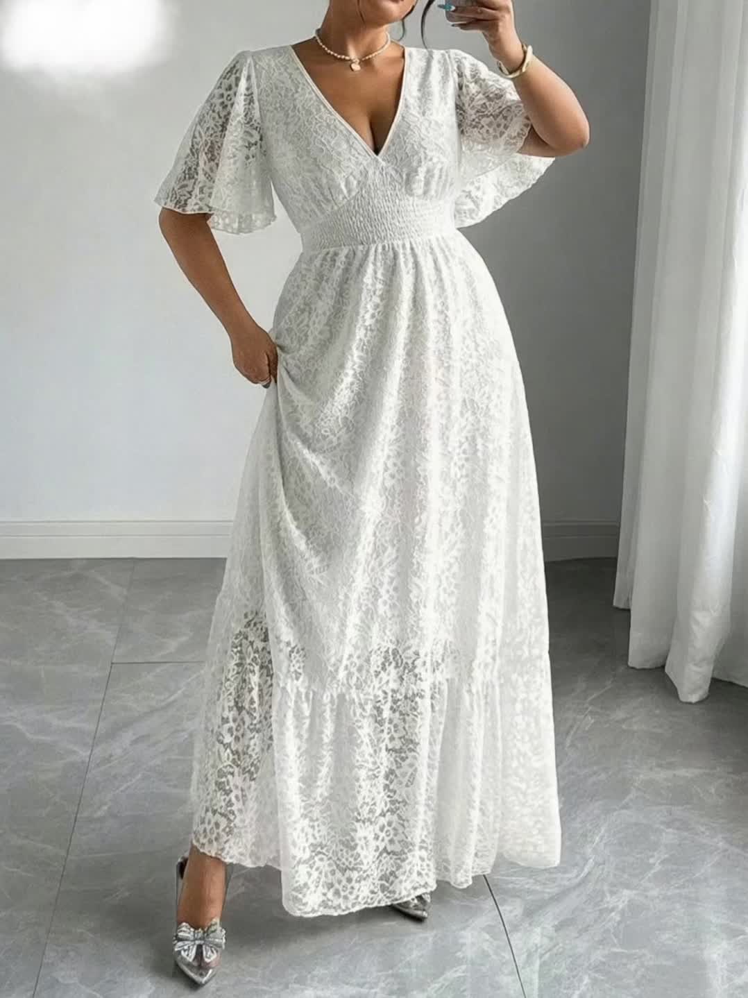 Robe longue en dentelle grande taille — Taille smockée col V