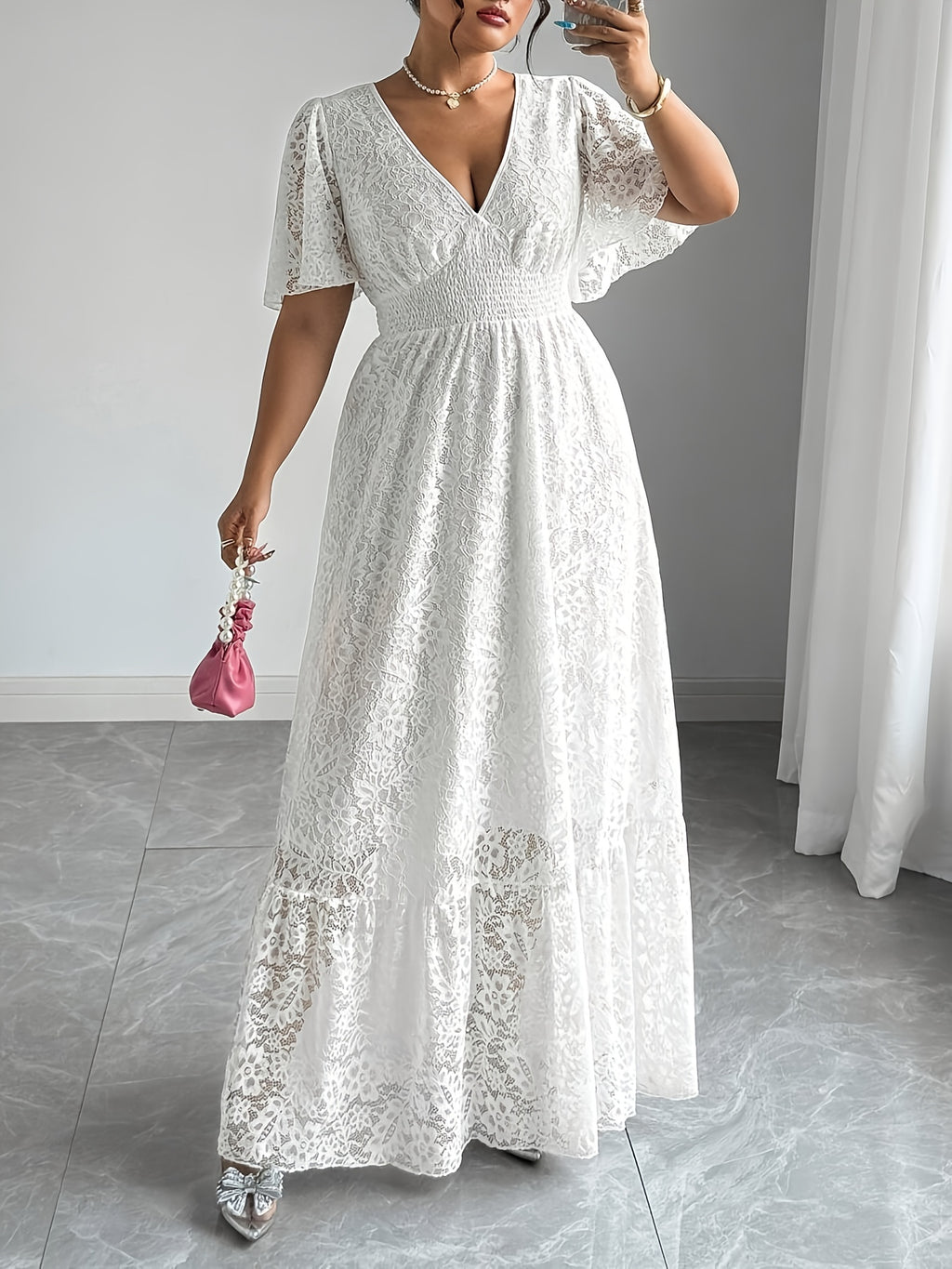 Robe longue en dentelle grande taille — Taille smockée col V
