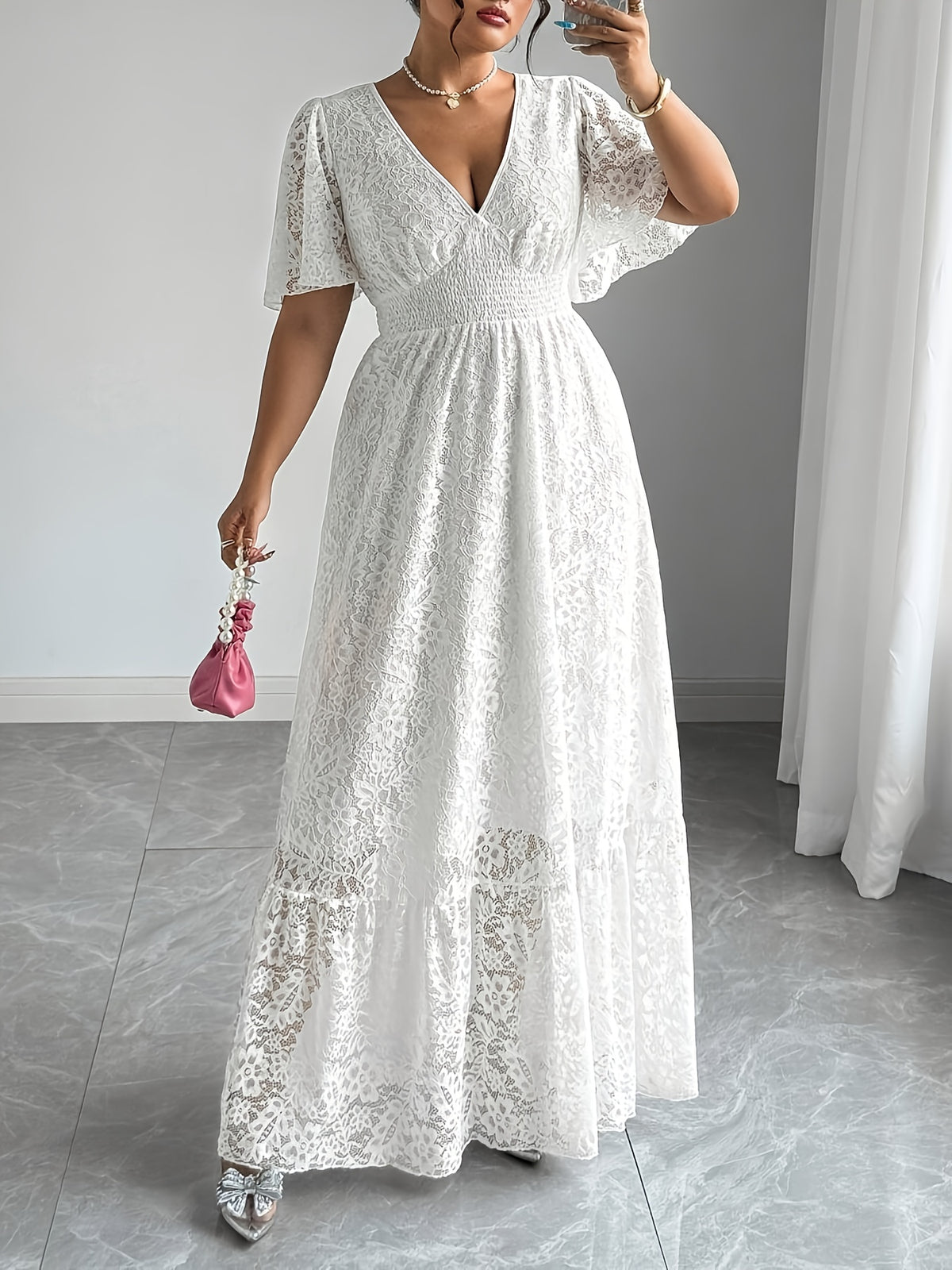 Robe longue en dentelle grande taille — Taille smockée col V