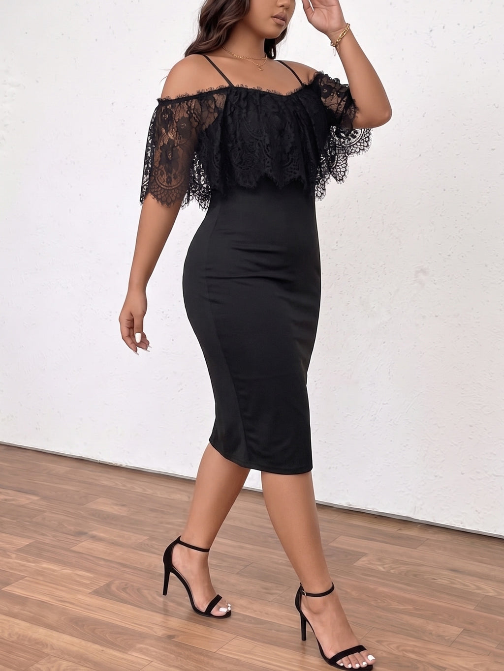 Robe en dentelle grande taille — Volant noir sur les épaules