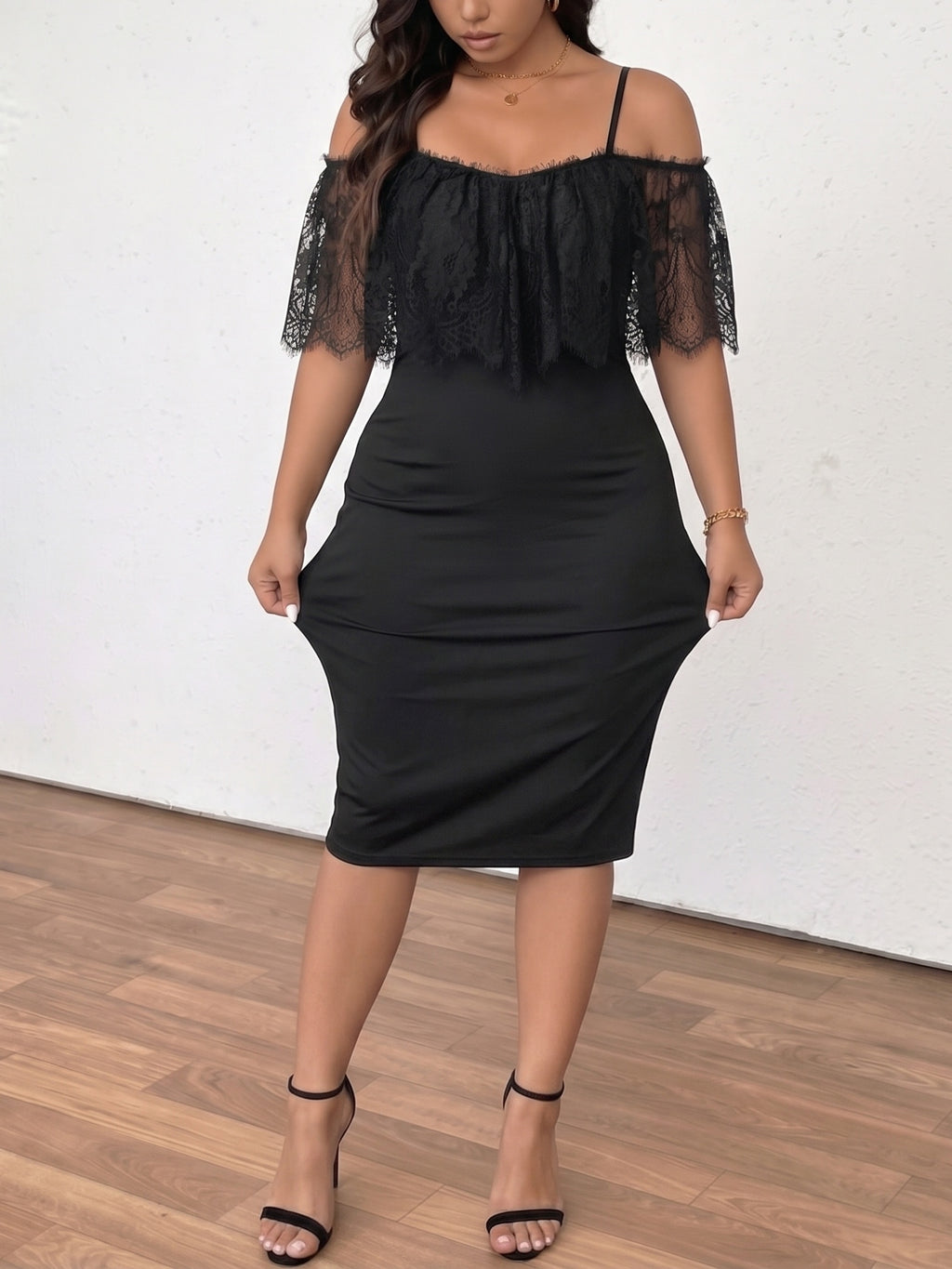 Robe en dentelle grande taille — Volant noir sur les épaules