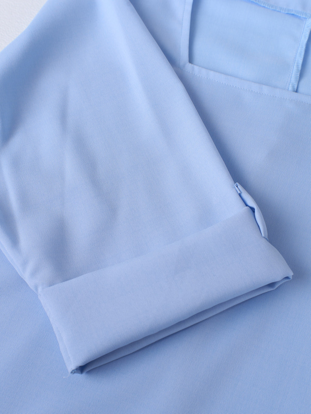 Robe droite grande taille — Bleu ciel et manches à revers