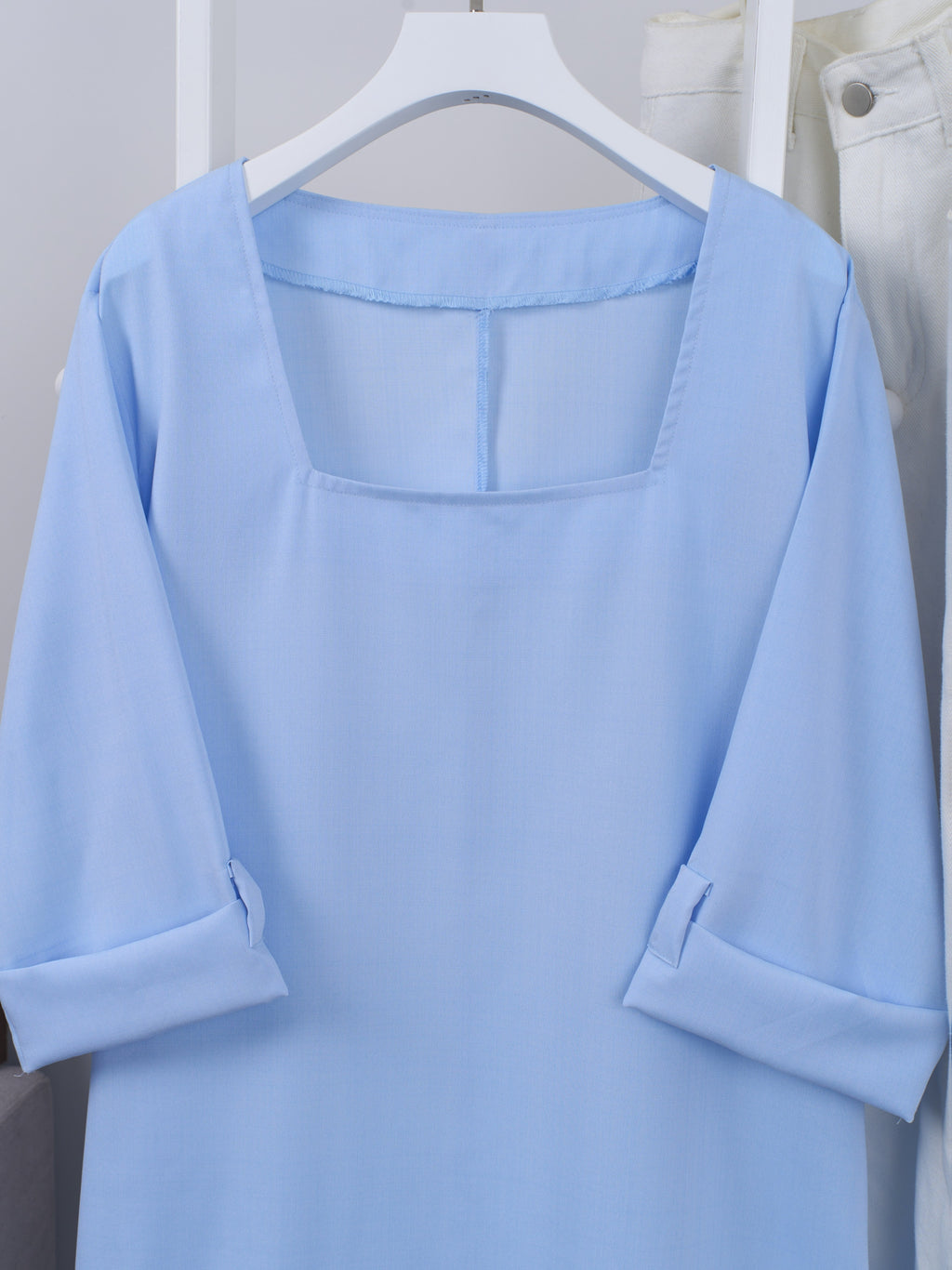 Robe droite grande taille — Bleu ciel et manches à revers