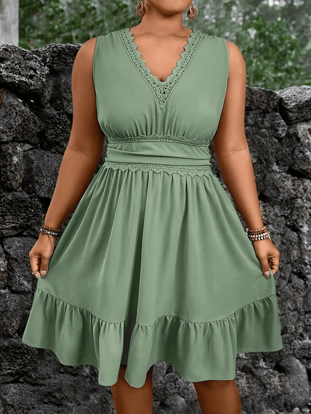 Robe courte d'été grande taille — Guipure et volant croisé