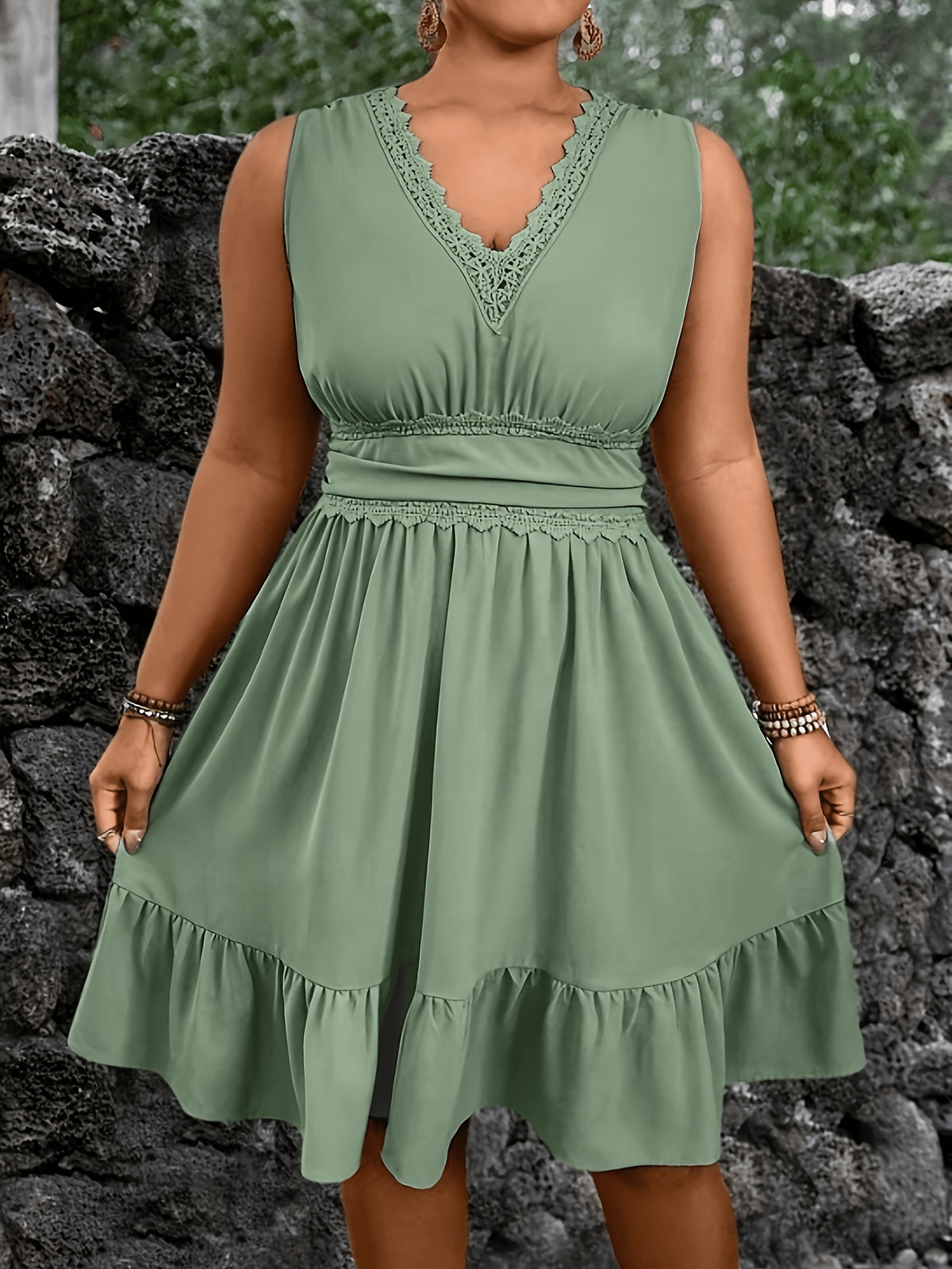 Robe courte d'été grande taille — Guipure et volant croisé