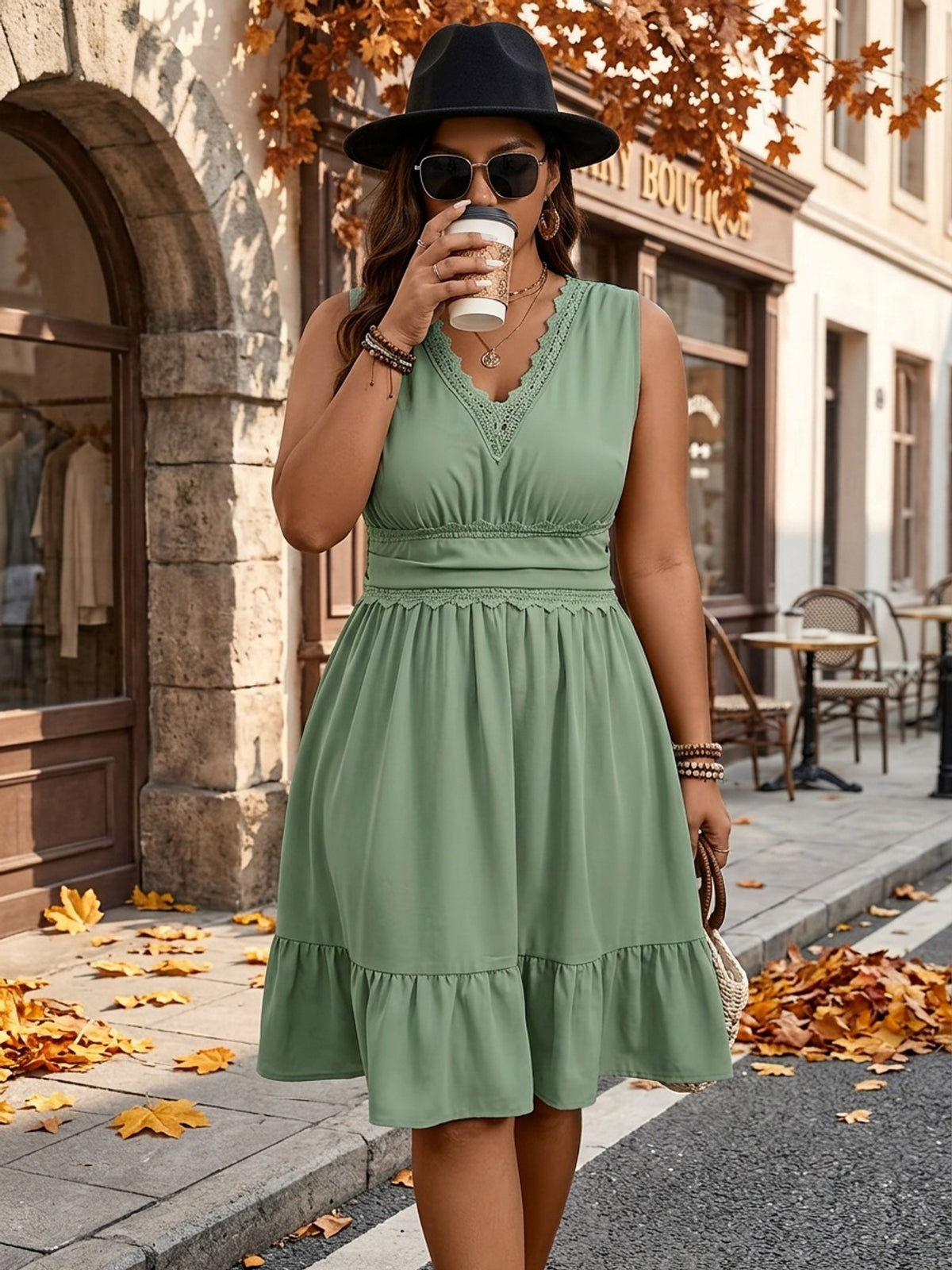 Robe courte d'été grande taille — Guipure et volant croisé