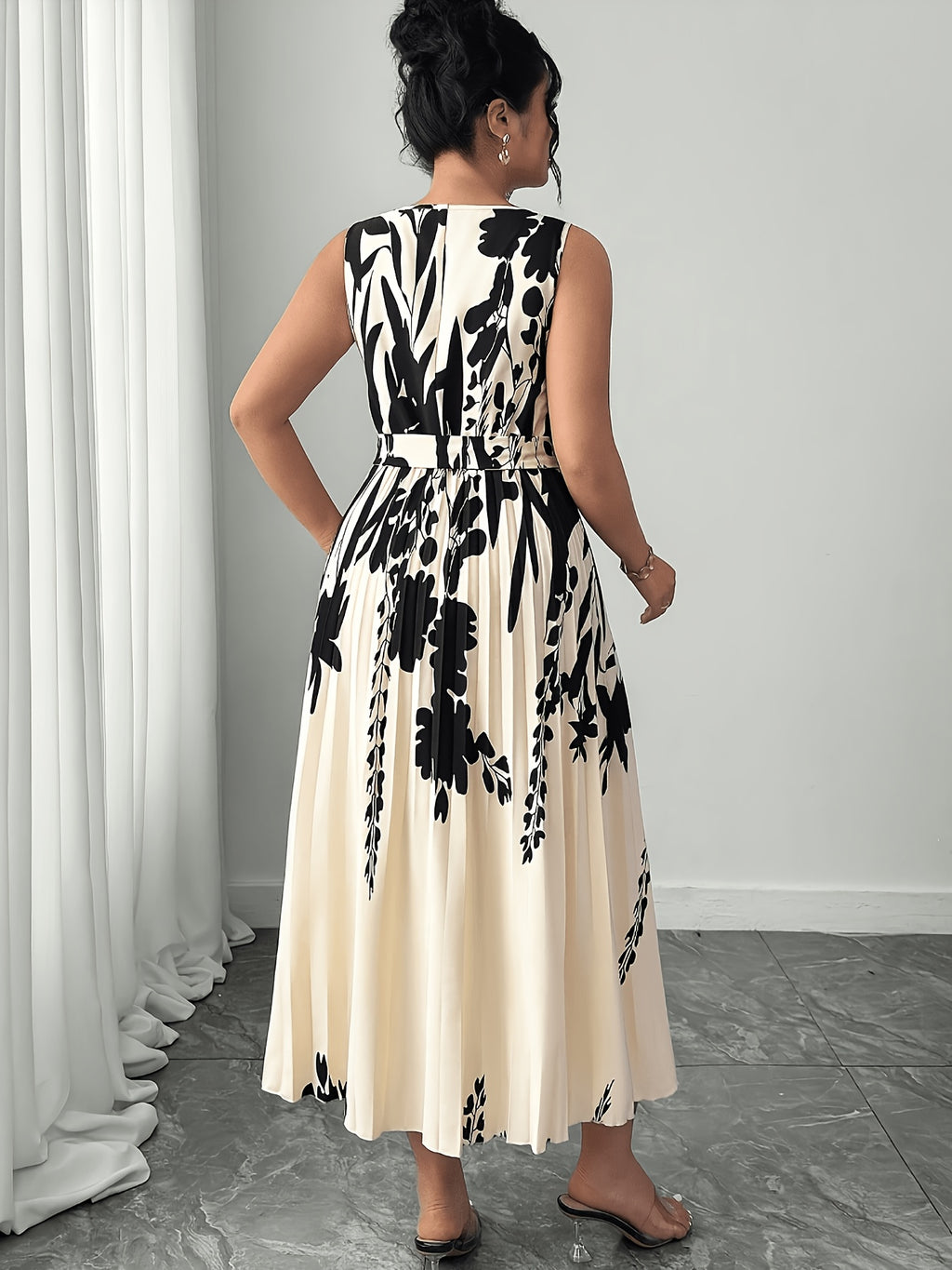 Robe d'été grande taille — Feuillage noir sur écru plissé