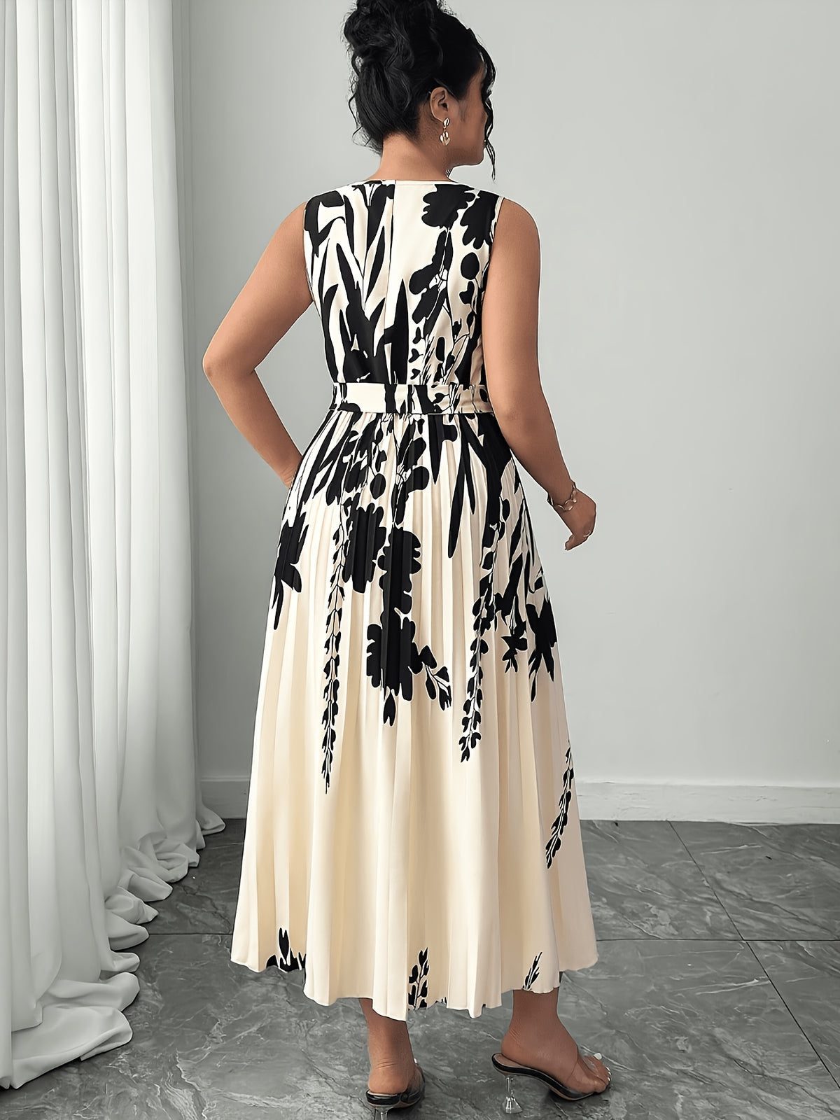 Robe d'été grande taille — Feuillage noir sur écru plissé
