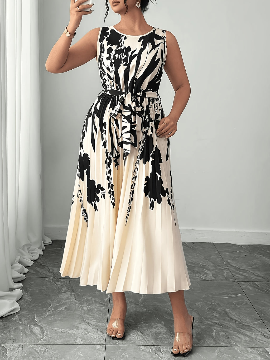 Robe d'été grande taille — Feuillage noir sur écru plissé