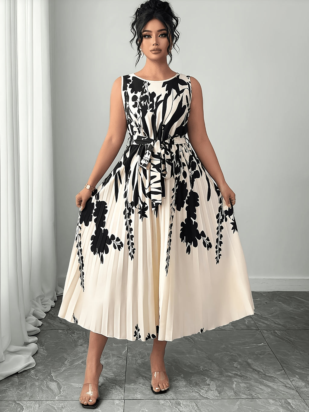 Robe d'été grande taille — Feuillage noir sur écru plissé