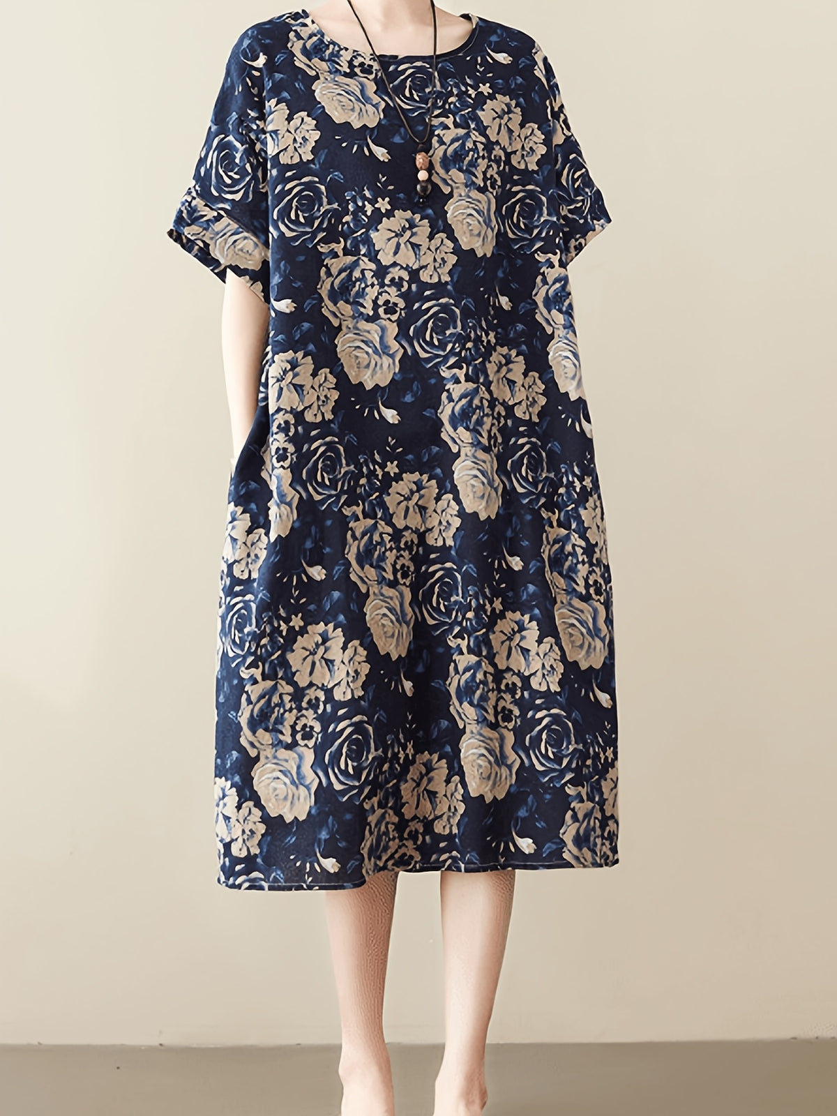 Robe fleurie grande taille — Grandes roses sur fond marine