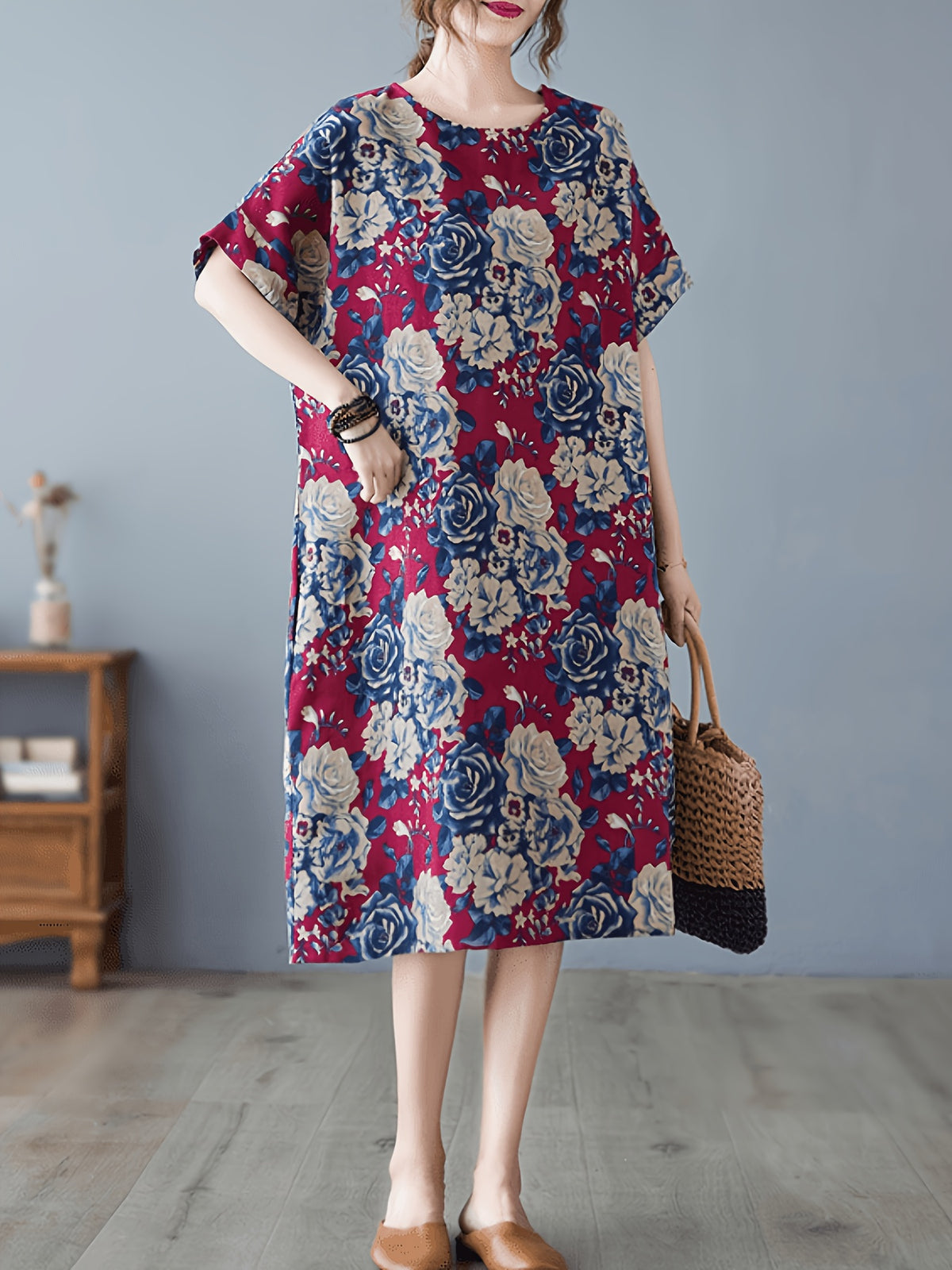 Robe fleurie grande taille — Grandes roses sur fond marine