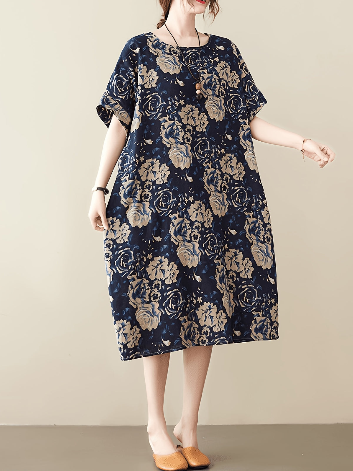 Robe fleurie grande taille — Grandes roses sur fond marine