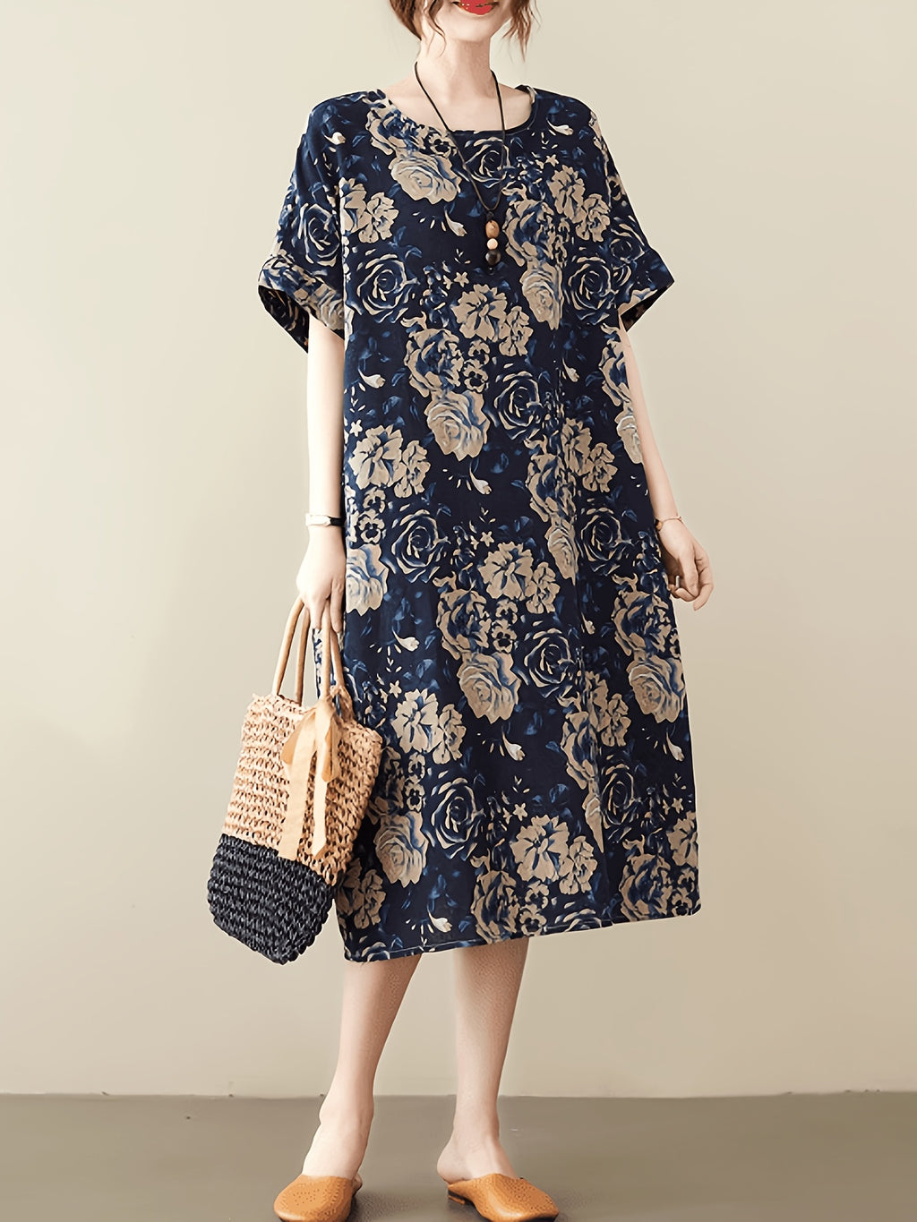 Robe fleurie grande taille — Grandes roses sur fond marine