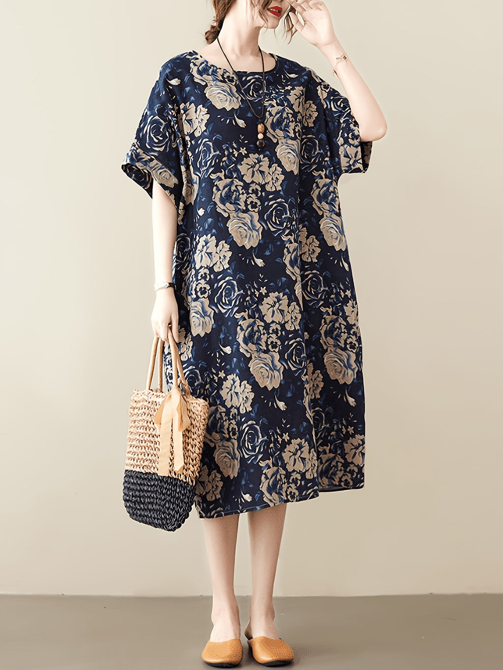 Robe fleurie grande taille — Grandes roses sur fond marine