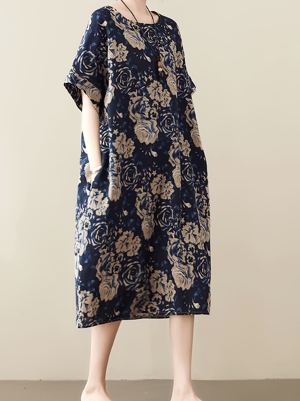 Robe fleurie grande taille — Grandes roses sur fond marine