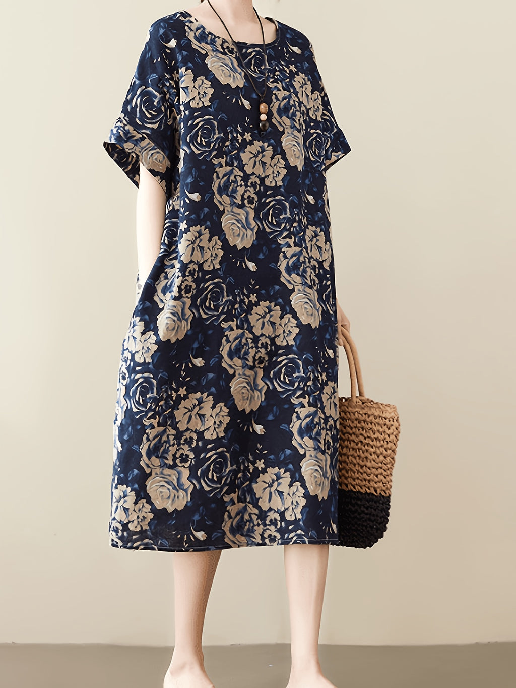 Robe fleurie grande taille — Grandes roses sur fond marine