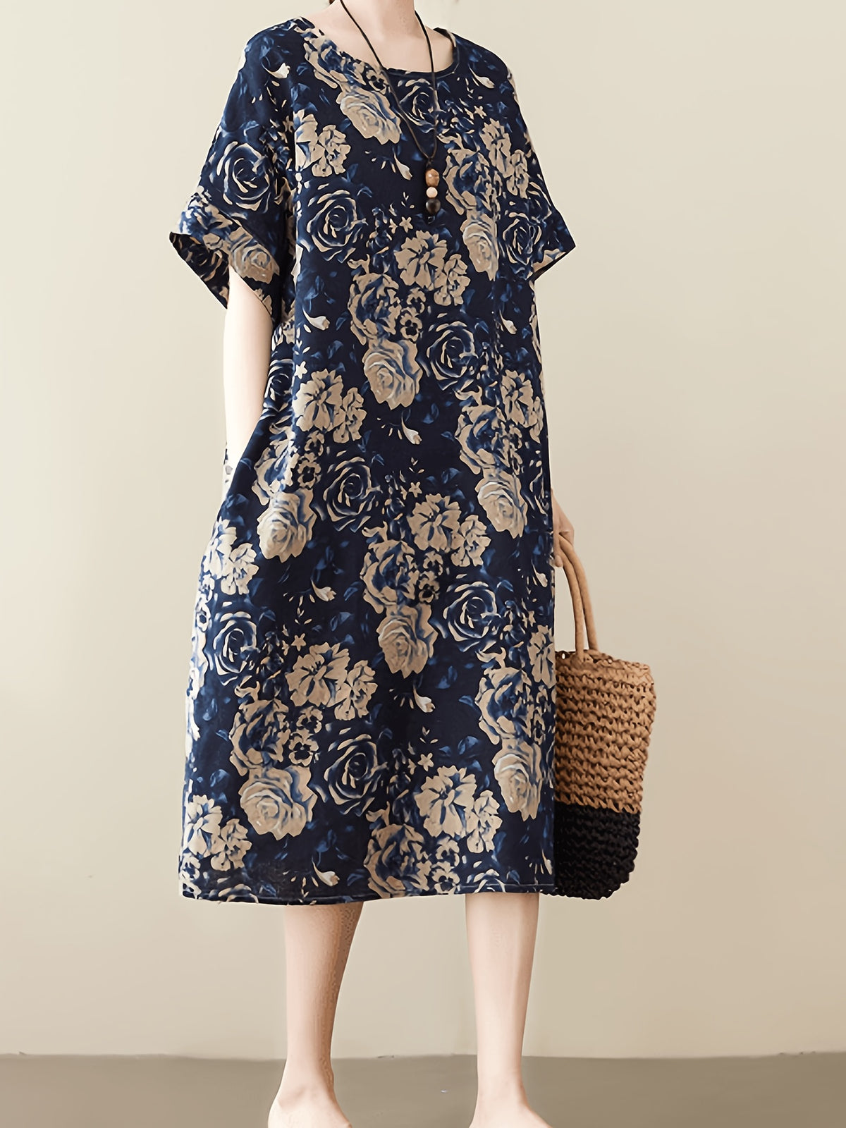 Robe fleurie grande taille — Grandes roses sur fond marine