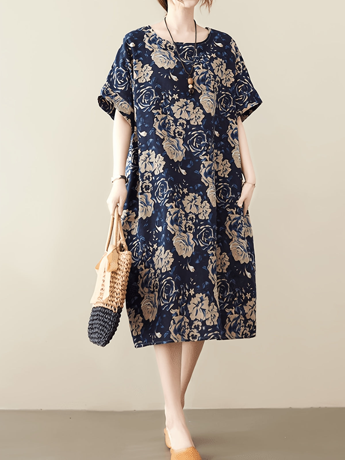 Robe fleurie grande taille — Grandes roses sur fond marine