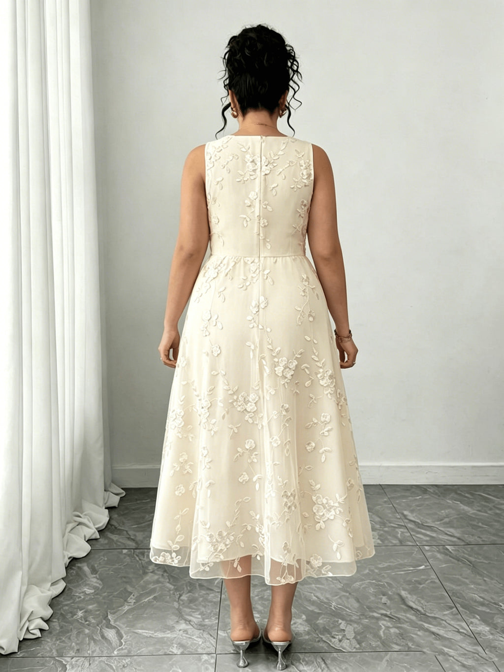 Robe fleurie grande taille, organza brodé et col carré