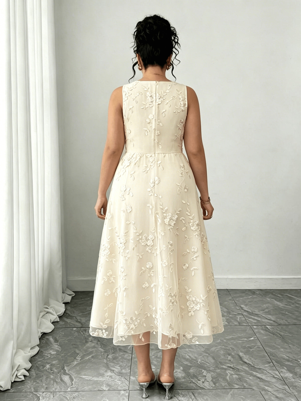 Robe fleurie grande taille, organza brodé et col carré