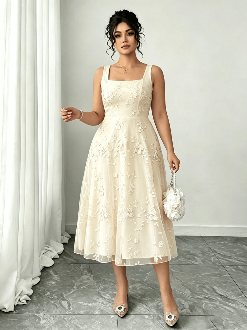 Robe fleurie grande taille, organza brodé et col carré