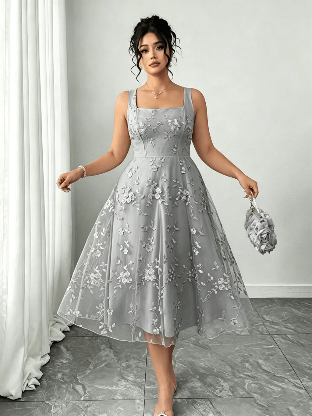 Robe fleurie grande taille, organza brodé et col carré