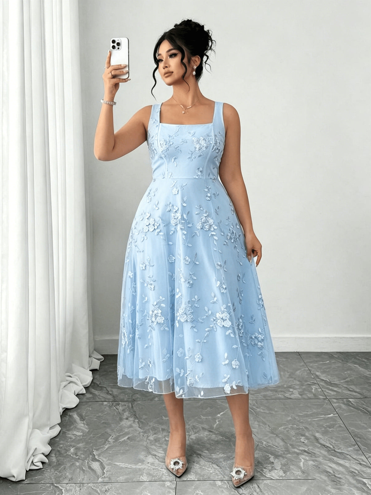 Robe fleurie grande taille, organza brodé et col carré